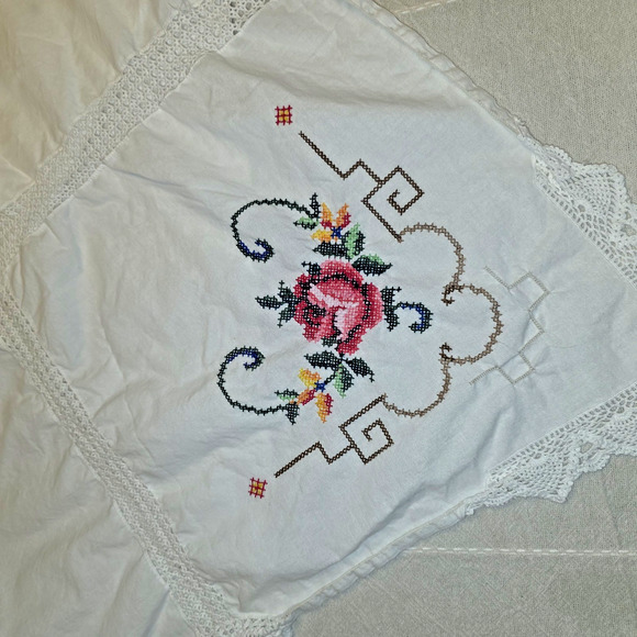 VTG Embroidered Cross Stitch Linen Tablecloth 112x64 White Crochet Edge Handmade - Picture 15 of 16